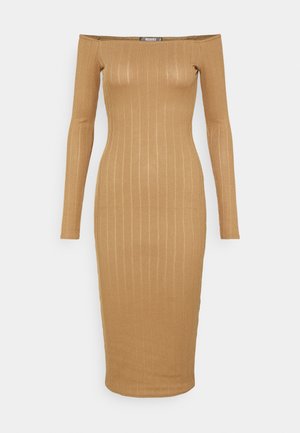 Camelkleurige off-shoulder ribgebreide midijurk met lange mouwen en een aansluitend silhouet.
