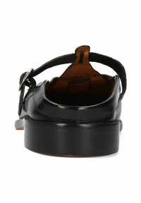 Sandalo in pelle nera con finitura liscia, cinturino alla caviglia con fibbia in argento e tacco basso impilato. L'interno mostra la taglia etichettata.