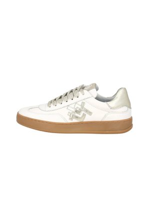 Weißes Leder Sneaker mit metallisch silbernen Akzenten, strukturierten grauen Schnürsenkeln und einer gummierten Sohle. Merkmale ein einfaches Design mit minimalem Branding.