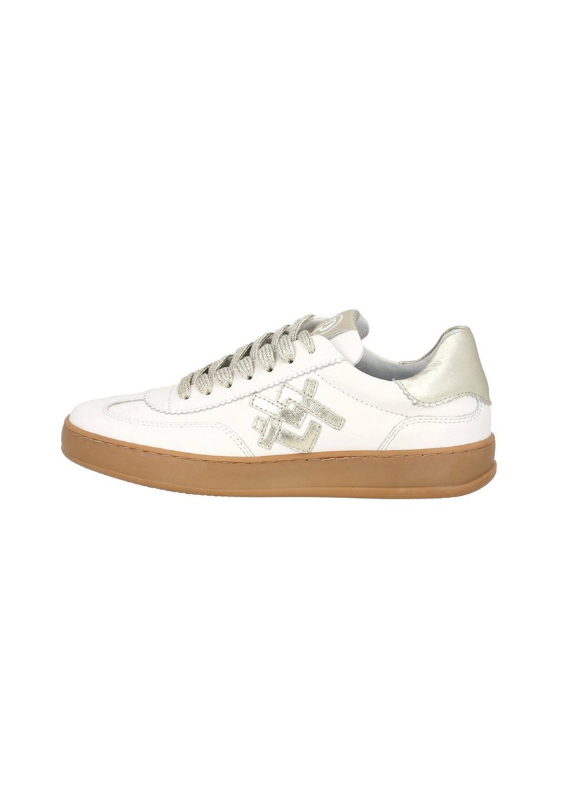 Sneaker bianco in pelle con accenti metallici argento, lacci grigi testurizzati e suola in gomma color caramello. Presenta un design semplice con branding minimale.