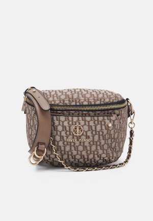 Brązowa torba na ramię River Island z wzorem logo, złotym łańcuszkiem, przednią kieszenią na zamek i regulowanym paskiem ze złotymi pierścieniami.