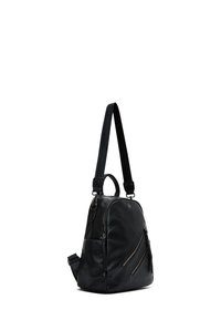 Zaino nero realizzato in pelle testurizzata, dotato di manico superiore, spallaccio regolabile e due tasche frontali con zip.