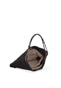 Zwarte gewatteerde handtas met een driehoekige vorm, leren handvat en gouden kettingaccenten; heeft een beige interieur met vakken.