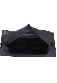 Černá látková sportovní taška se zipovým uzávěrem a otevřeným interiérem. Hladký povrch, prostorný design bez viditelných oddělení nebo vzorů.