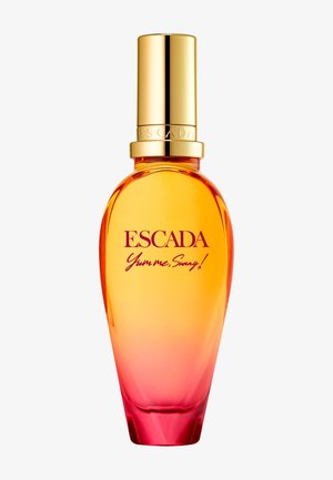 Escada Yum Me, Sunny! parfume flaske med gradient glas fra orange til pink og skinnende guld sprayhætte på hvid baggrund.