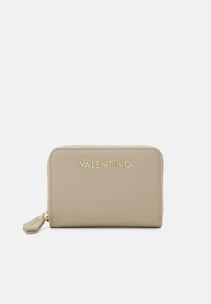 Portafoglio in pelle beige con finitura testurizzata, logo "VALENTINO" in oro, chiusura con zip e accessori in tonalità oro. Design compatto e rettangolare.