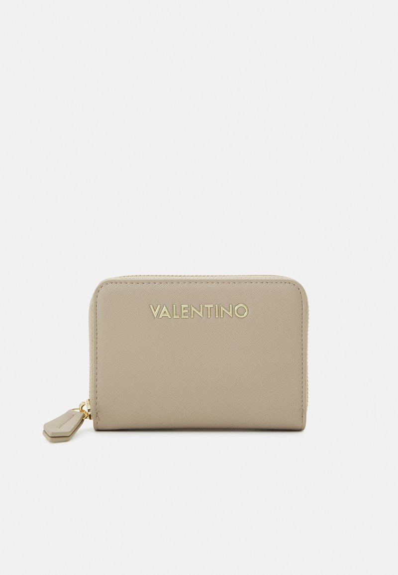 Beige läderplånbok med texturerad yta, guldig "VALENTINO"-logotyp, dragkedjestängning och detaljer i guldton. Kompakt och rektangulär design.
