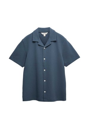 Camisa azul texturizada de manga corta con botones, cuello tipo campestre y cinco botones blancos en la parte delantera.