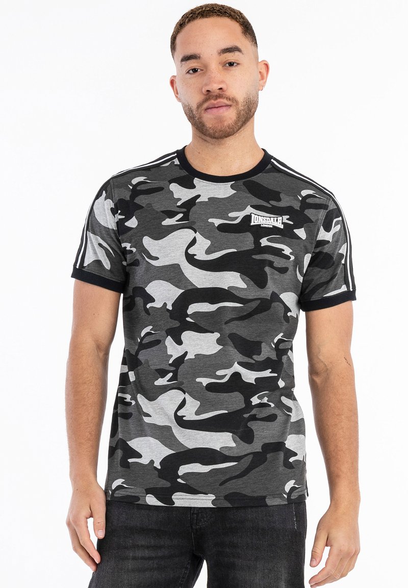 Kariška T-shirt pilkos, juodos ir baltos spalvų atspalviuose; apvalus iškirpimas; trumpomis rankovėmis; logotipas krūtinėje; pagaminta iš minkštos medžiagos su sklandžiu paviršiumi.