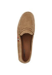 Beżowe zamszowe loafersy z widocznym przeszyciem, cholewą w stylu mokasynów oraz miękką podszewką; małe logo na wkładce.