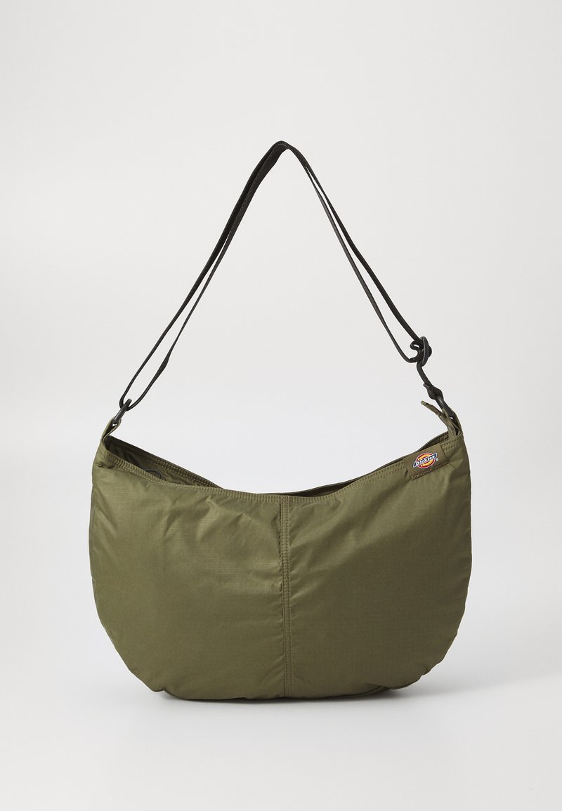 Olivnozeleno torbico za rame iz mehkega, teksturiranega materiala. Ima ukrivljeno obliko, nastavljiv črn trak in majhno oznako logotipa.