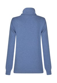Helleblaue Strickpullover mit hohem Kragen, langen Ärmeln und gerippten Bündchen und Saum. Glatte Textur, schlichtes Design, keine Muster oder Akzente.