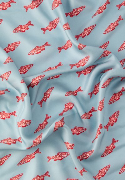 Φωτεινό γαλάζιο ύφασμα με επαναλαμβανόμενο μοτίβο κόκκινων ψαριών με περίτεχνη λεπτομέρεια, δημιουργώντας μια απαλή, λεία υφή.