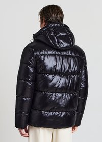 Giubbotto a in puff nero con finitura lucida, dotato di cappuccio, texture trapuntata e bande elastiche all'orlo e ai polsini.