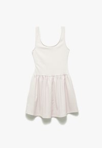 Vestido sin mangas de color rosa claro con escote redondeado y cintura fruncida, que presenta un sutil patrón de cuadros y una falda acampanada.