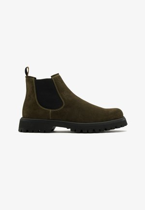 Braune Wildleder Chelsea-Boots mit elastischen Seitenpanelen, rutschfester schwarzer Sohle und einer Zuglasche hinten für ein einfaches Anziehen.