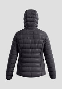 Zwarte gewatteerde jas met capuchon, voorzien van een doorgestikt ontwerp, een gladde textuur en een getailleerd silhouet. De achterkant toont naaddetails en een klein label.