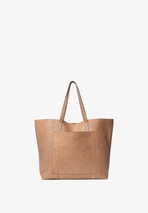 Stor tanfarvet lædertaske med to håndtag, flad rektangulær form, minimalistisk design og en frontlomme.