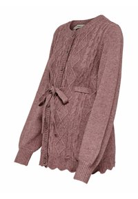 Adīta šalle flegmatiskā mauves krāsā ar kabelītes adījumu, priekšējiem pogām, jostas saiti un noapaļotu apkakli. Iekļauj arī kabatu ar apmetni.