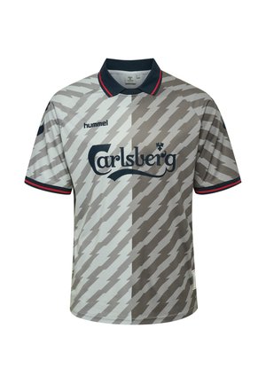 Maillot de football avec un motif d'éclair gris et blanc, col noir avec bordure rouge, logo "Carlsberg" et nom de la marque "hummel".