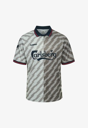 Maillot de football avec un motif d'éclair gris et blanc, col noir avec bordure rouge, logo "Carlsberg" et nom de la marque "hummel".