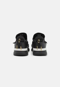 Versace Jeans Couture FONDO DYNAMIC  - Sportbačiai - black/gold