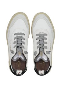 Sneaker bianche in pelle con lacci grigi, dettagli testurizzati, tallone nero a contrasto e suola in gomma beige; design minimalista con dettagli del logo.