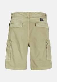 Shorts cargo en tissu khaki clair avec une texture lisse. Ils incluent plusieurs poches latérales et une étiquette au dos.