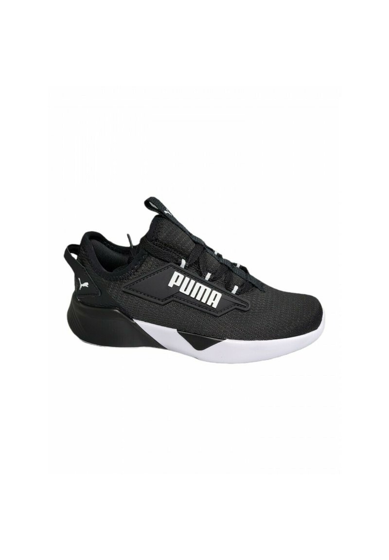 Scarpa sportiva nera con una tomaia in tessuto testurizzato, marchio bianco, suola in gomma robusta e design sinuoso. Presenta lacci e una linguetta sul tallone.