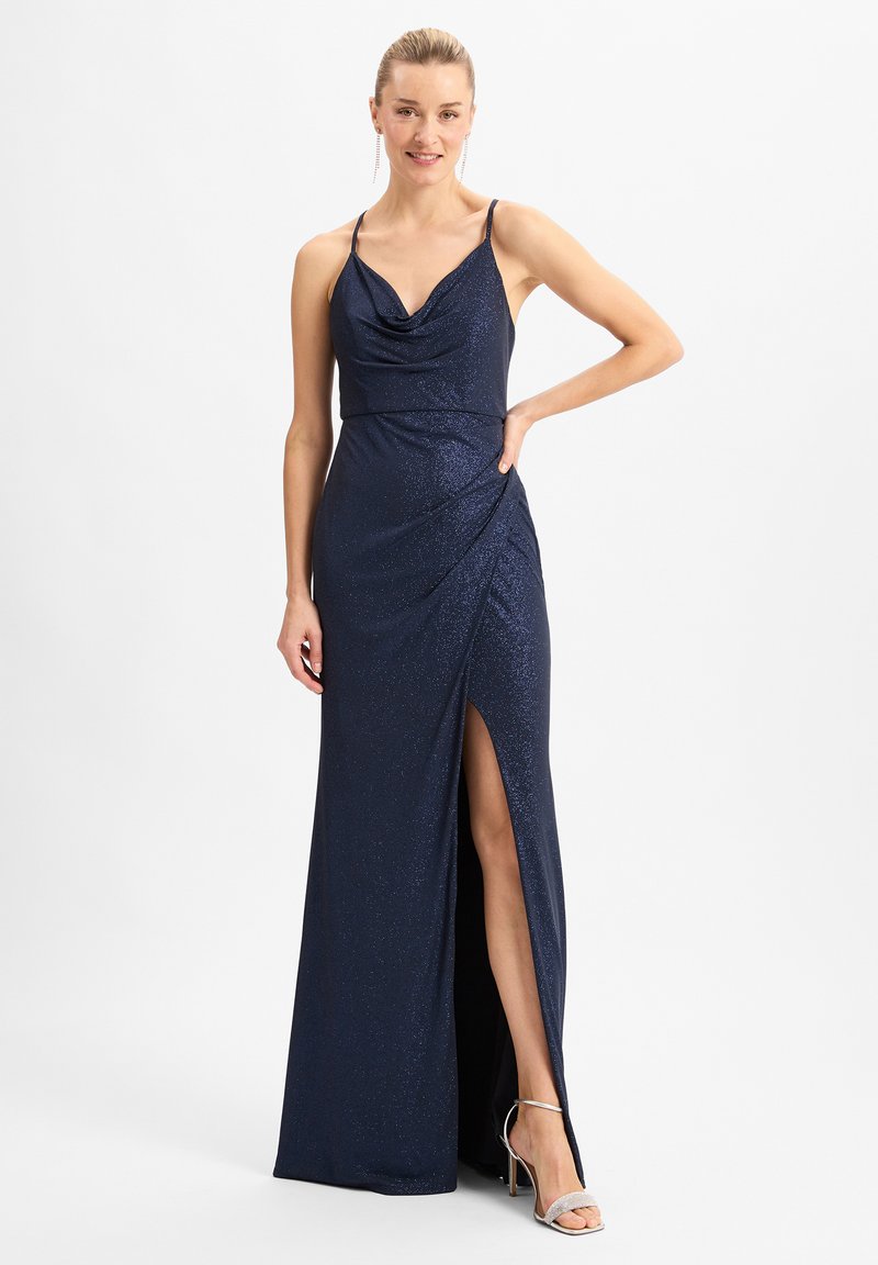 Navyblaues, glitzerndes Bodenlängenkleid mit einem Cowl-Ausschnitt, schmalen Trägern und einem hüfthohen Schlitz. Das Kleid hat eine taillierte Taille und eine weiche Textur.