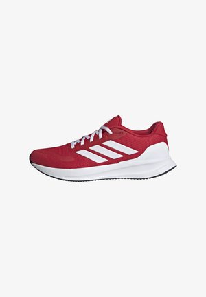 Chaussure de course rouge avec des bandes blanches, des lacets blancs, une semelle blanche amortissante et une semelle extérieure noire, conçue pour un usage sportif.