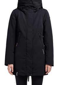 Zwarte waterdichte parka met een capuchon, ritszakken en een taillering. Heeft een gladde textuur en een recht gesneden ontwerp met minimale details.