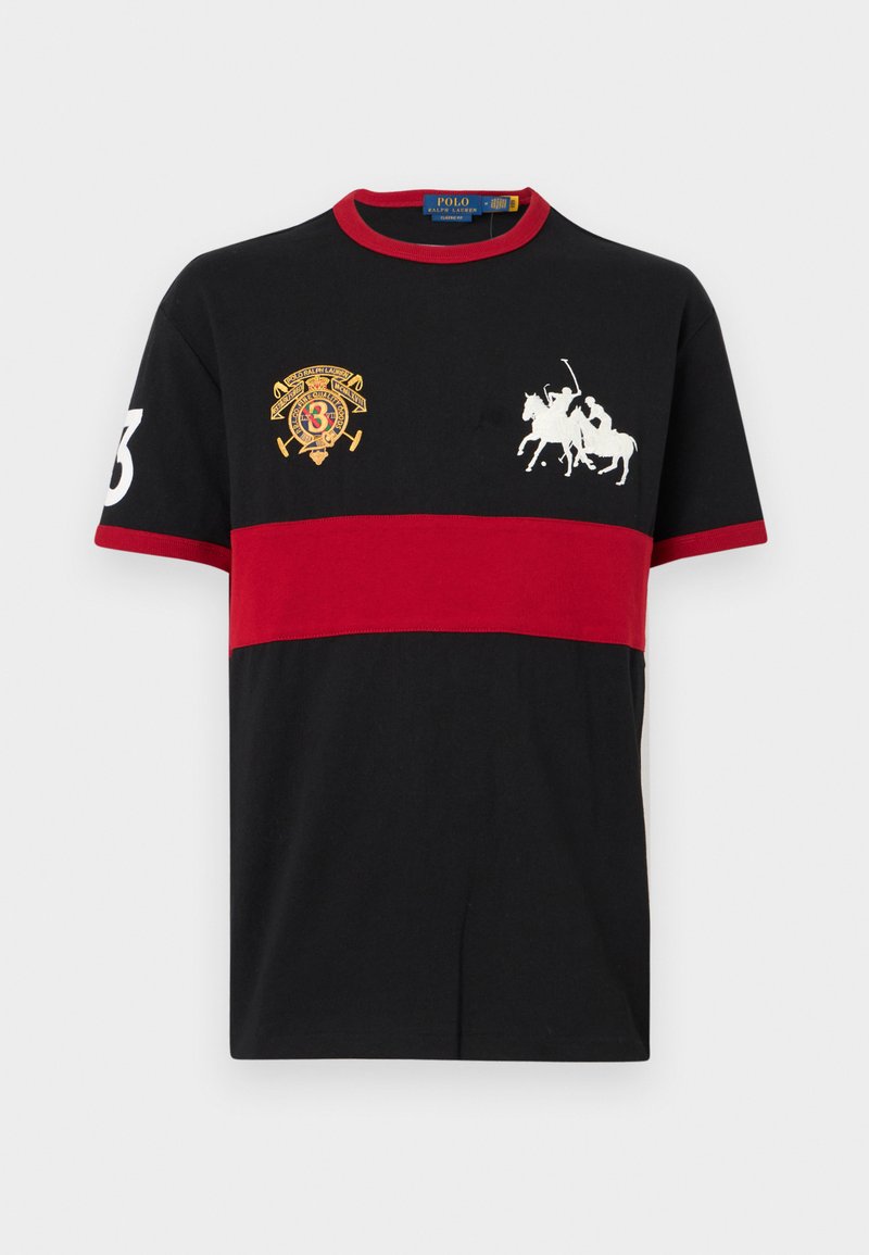 Polo noir à manches courtes avec col rouge et bande rouge au centre, broderie d'un joueur de polo blanc, blason jaune sur la poitrine, et numéro 3 blanc sur la manche.