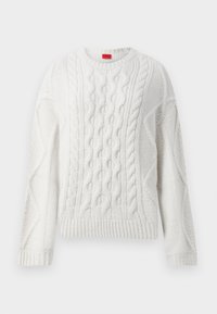 Suéter blanco de punto con un patrón de trenzas, puños y dobladillo acanalados, y un cuello redondo con una etiqueta roja en el interior.
