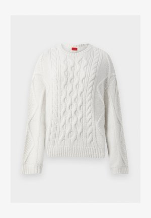 Weißer Strickpullover mit einem Zopfmuster, gerippten Bündchen und Saum sowie einem runden Halsauschnitt mit einem roten Etikett innen.