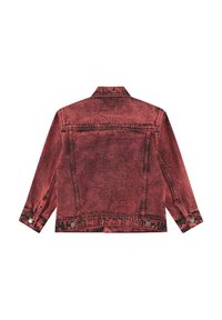 Giacca di jeans rossa con texture sbiadita, colletto classico, maniche lunghe e due tasche frontali. Presenta bottoni argentati e dettagli di cucitura.