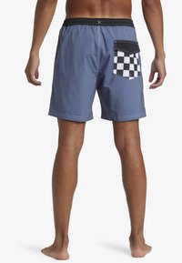 Männer Badehose in Blau mit elastischem Bund, Seitentaschen und einer schwarz-weißen karrierten Tasche auf der Rückseite.