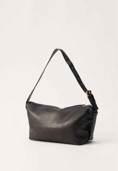 Borsa a spalla in pelle nera con texture liscia, chiusura con zip e tracolla regolabile con fori e finiture in tonalità oro.