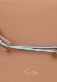 Pochette di tessuto beige con cordoncino azzurro e dettagli in plastica beige. Presenta un particolare in metallo dorato e il nome del marchio "fritzi" impressa.