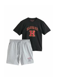 Čierne bavlnené tričko s červeným a žltým nápisom a logom "HARVARD"; šedé teplákové šortky s logom v červenej farbe a elastickým pásom.