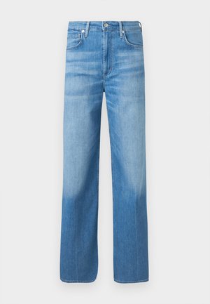 Vaqueros azul claro de pierna recta con ligero desgaste en los muslos, bolsillos delanteros, trabillas para cinturón y cierre de botón en la cintura.