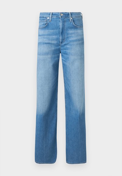 Φωτεινά μπλε τζιν με ίσια γραμμή, ελαφρώς ξεθωριασμένο στους μηρούς, μπροστινές τσέπες, θηλιές για ζώνη και κουμπί στη μέση.