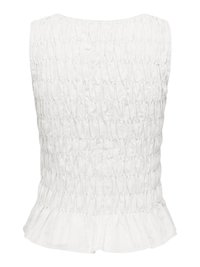 Blouse blanche sans manches smockée avec texture élastique froncée et ourlet volanté en bas.