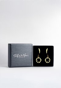 Orecchini color oro con un design circolare e un centro intagliato, presentati in una scatola di gioielli foderata in velluto nero con un esterno grigio.