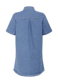 Modrá košeľa s krátkym rukávom vyrobená z denimu s tenkými bielymi vertikálnymi pruhmi, s dizajnom zadného yoku a klasickým golierom.