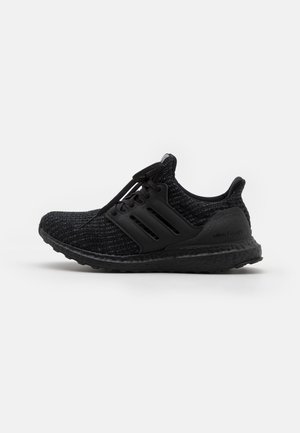 Schwarzer athletischer Laufschuh mit strukturiertem Strickobermaterial, schwarzen Schnürsenkeln, drei seitlichen Streifen und gepolsterter Sohle auf schlichtem weißem Hintergrund.