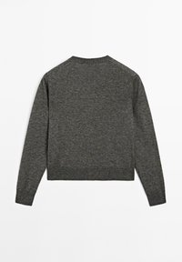 Pull en tricot gris avec des manches longues, un col rond et une coupe courte. La texture semble douce et présente des variations subtiles de teinte.