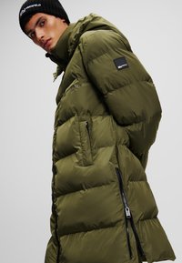 Karl Lagerfeld Jeans HOODED LONGLINE PUFFER COAT - Zimski plašč - ivy green