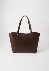 Sac à main en cuir marron avec deux anses, forme structurée, texture lisse et design minimaliste. Présente un logo discret à l'avant.