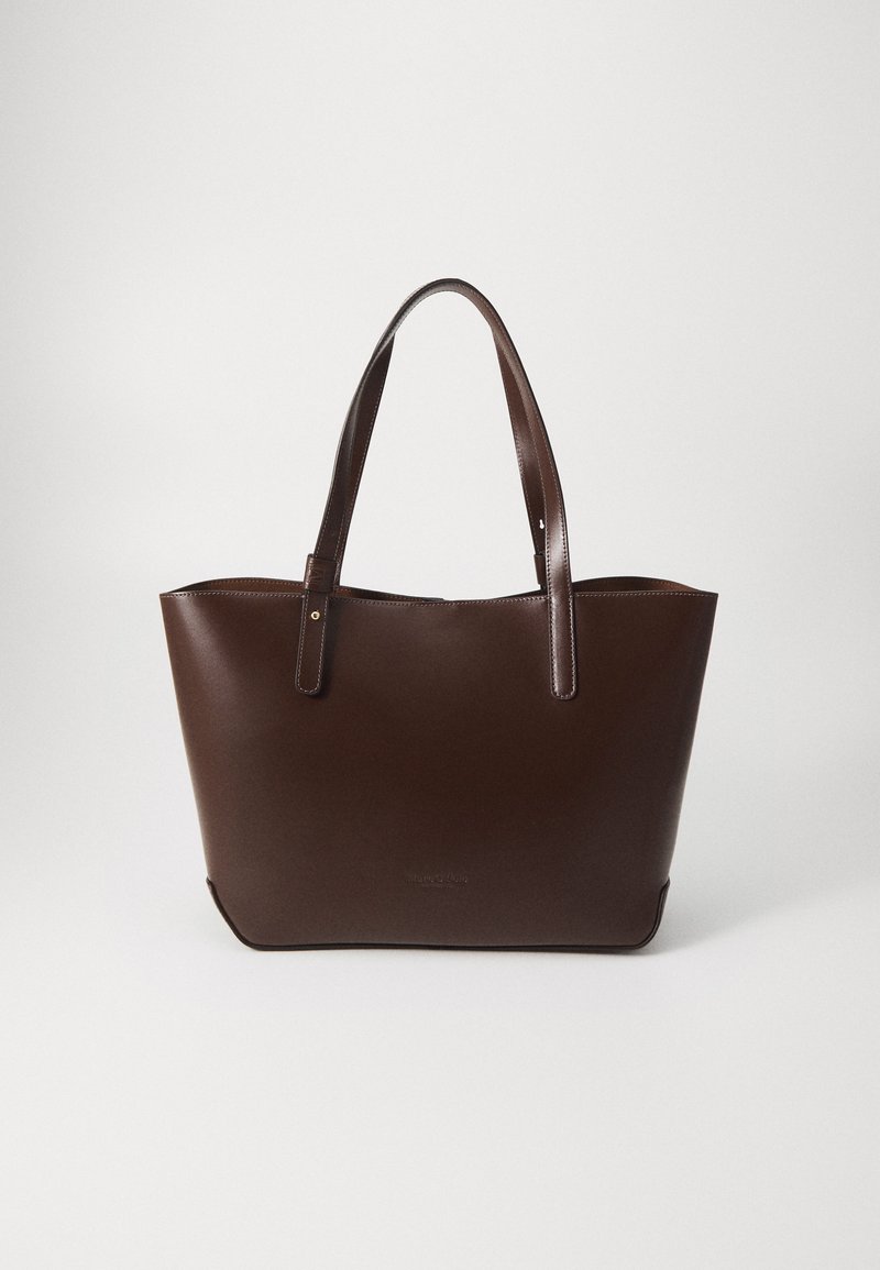 Sac à main en cuir marron avec deux anses, forme structurée, texture lisse et design minimaliste. Présente un logo discret à l'avant.